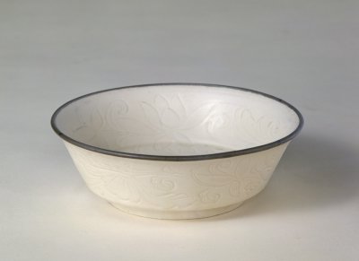 Ding Kiln white glaze carved with dragon and lotus patterns folded waist wash-China Archive